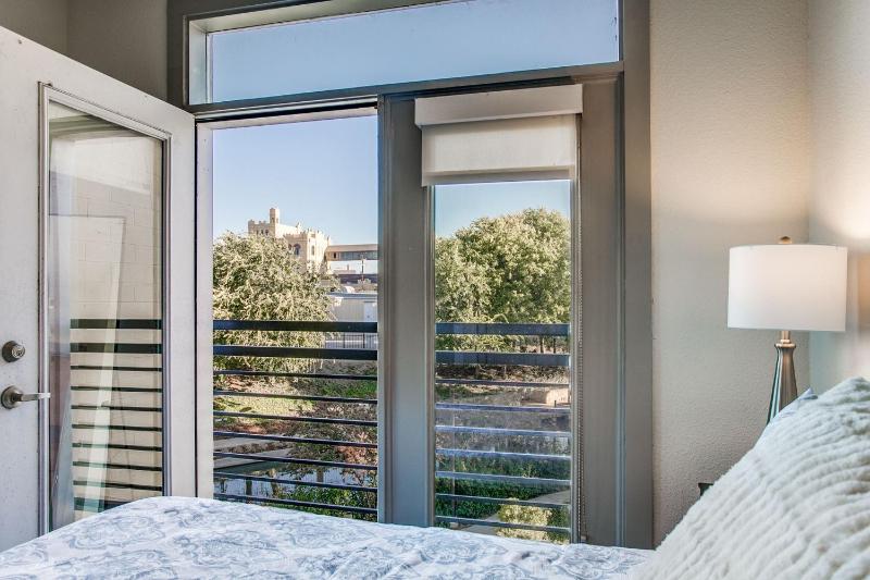 Luxury Riverwalk Condo Pool Balcony Parking - image 6