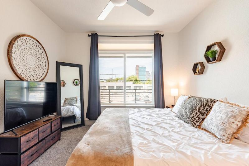 Riverwalk Apt Pool Gym King Bed Free Parking - image 16