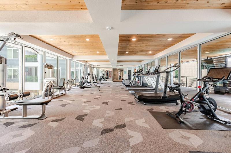 Riverwalk Apt Pool Gym King Bed Free Parking - image 15