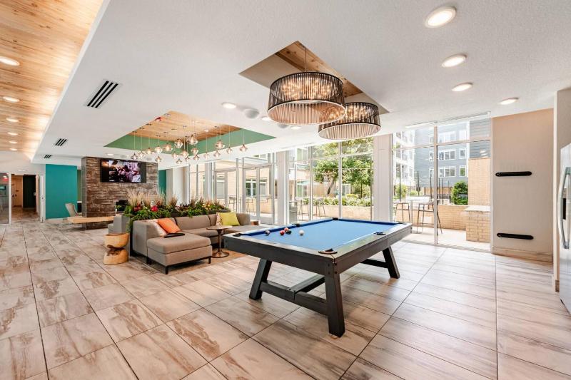 Riverwalk Apt Pool Gym King Bed Free Parking - image 25