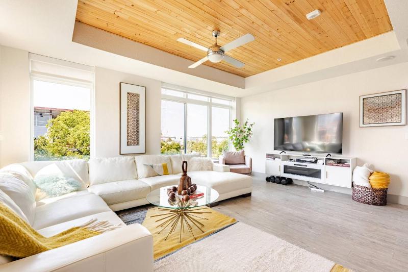 Luxury Riverwalk Penthouse Pool Skyline Views - image 12