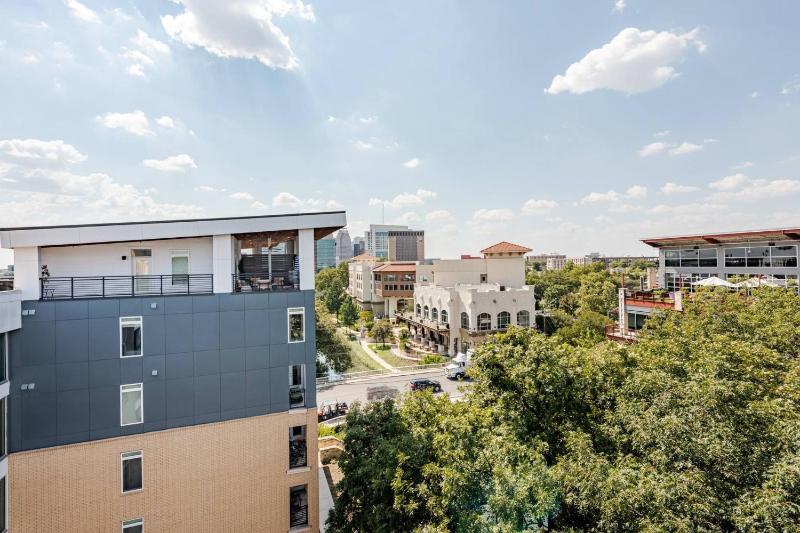 Luxury Riverwalk Penthouse Pool Skyline Views - image 5