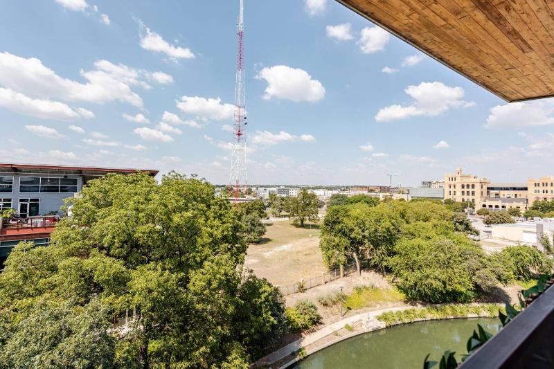 Luxury Riverwalk Penthouse Pool Skyline Views - image 4