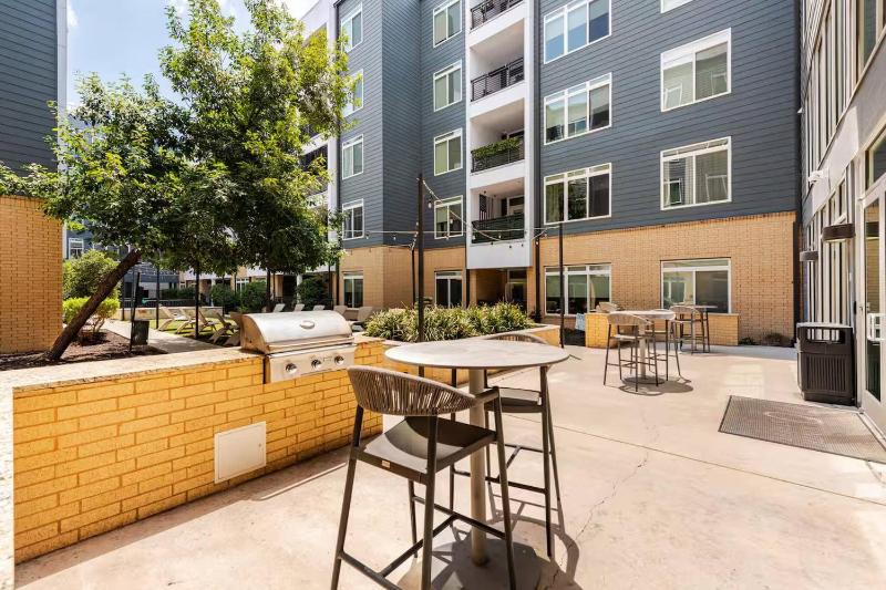 Luxury Riverwalk Penthouse Pool Skyline Views - image 10