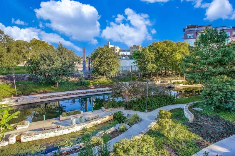 Luxury Riverwalk Penthouse Pool Skyline Views - image 17