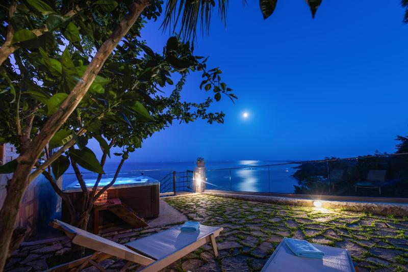 One-Bedroom Suite with Sea View image 3