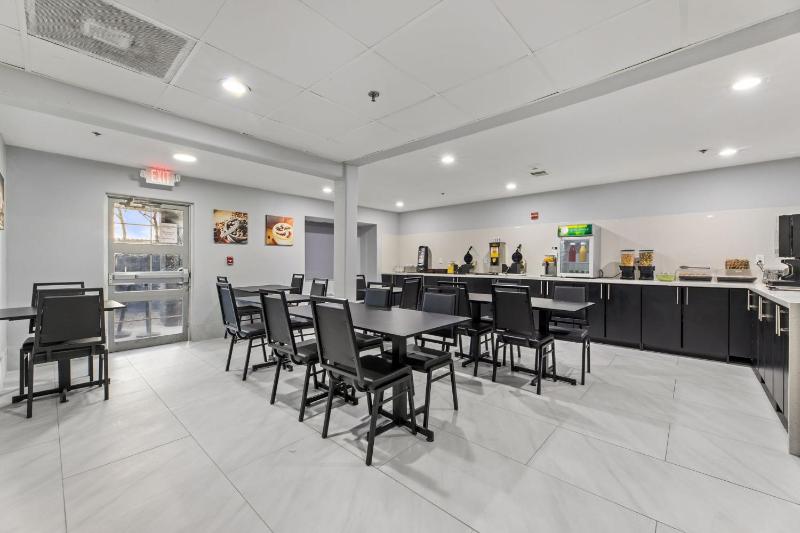 Baymont by Wyndham San Antonio Downtown - image 8