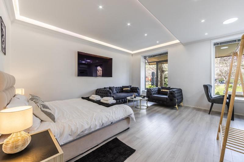 Central Comfy Spot Studio for 2 with Wi-Fi by PikHost - image 1
