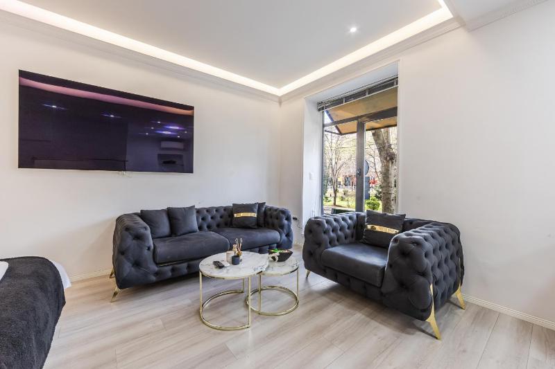 Central Comfy Spot Studio for 2 with Wi-Fi by PikHost - image 12