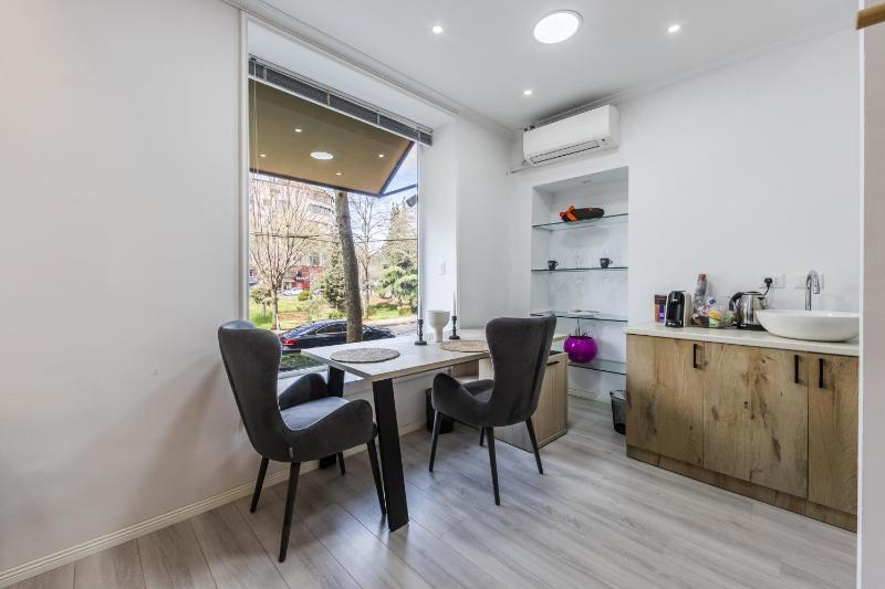 Central Comfy Spot Studio for 2 with Wi-Fi by PikHost - image 9