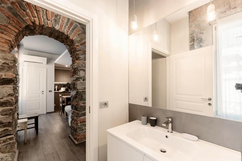 Romantic Chic Apartment by Quokka 360 - Charming Historic Apartment in Como Center - image 11