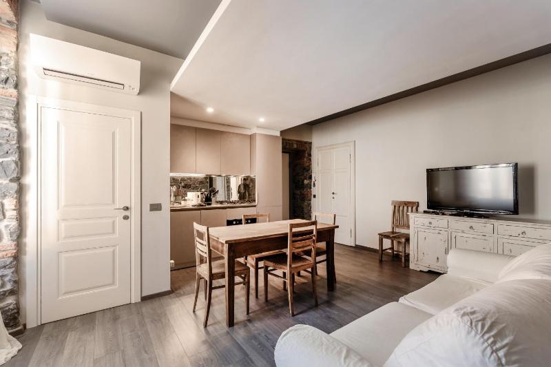 Romantic Chic Apartment by Quokka 360 - Charming Historic Apartment in Como Center - image 12