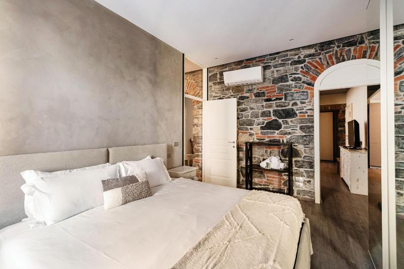 Romantic Chic Apartment by Quokka 360 - Charming Historic Apartment in Como Center - image 17