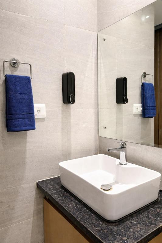 Cozy 1 BHK Private Balcony DLF Phase 3 Gurgaon - image 9