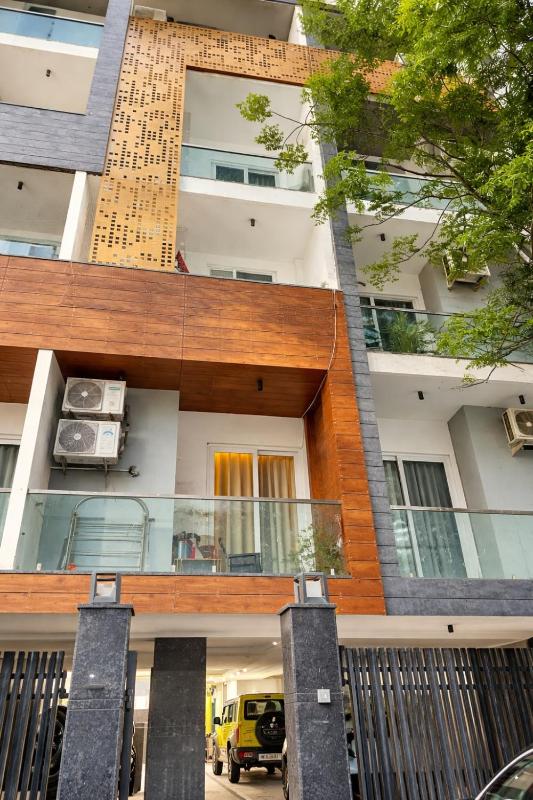Cozy 1 BHK Private Balcony DLF Phase 3 Gurgaon - image 12