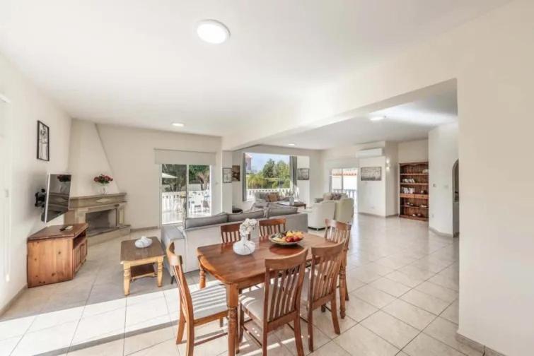 Villa Coral Bee - walking distance to Coral Bay Beach - image 5
