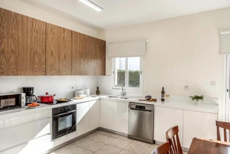 Villa Coral Bee - walking distance to Coral Bay Beach - image 12