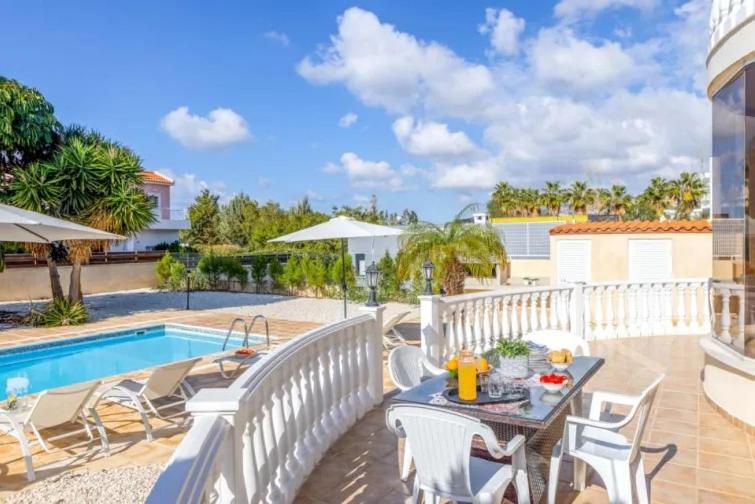 Villa Coral Bee - walking distance to Coral Bay Beach - image 13