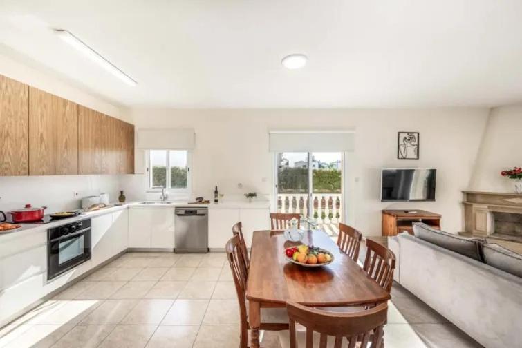 Villa Coral Bee - walking distance to Coral Bay Beach - image 7