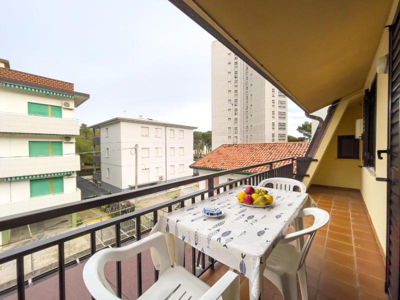 Bright flat near center and beach - image 3