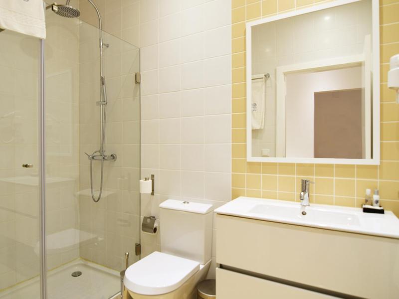 Studio Apartment with Side View image 2