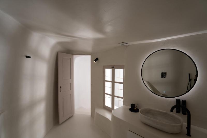 You and Me Suites Oia - image 45