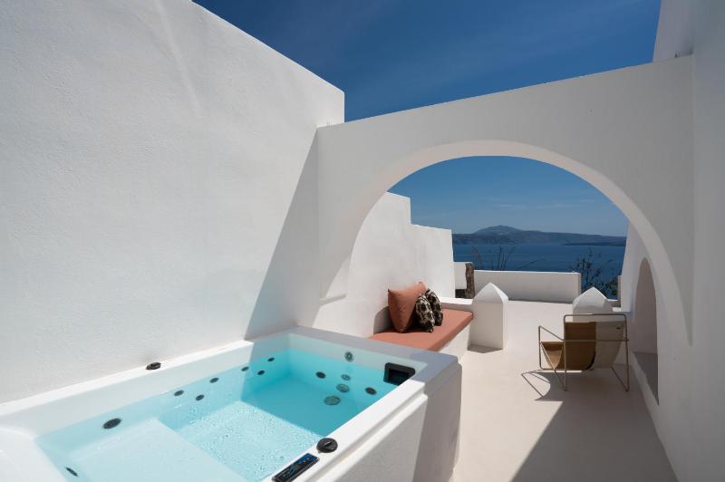 You and Me Suites Oia - image 49