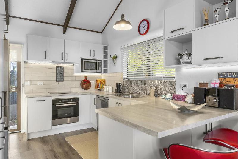 Family Friendly 3BR Home close to Lake Taupo - image 1