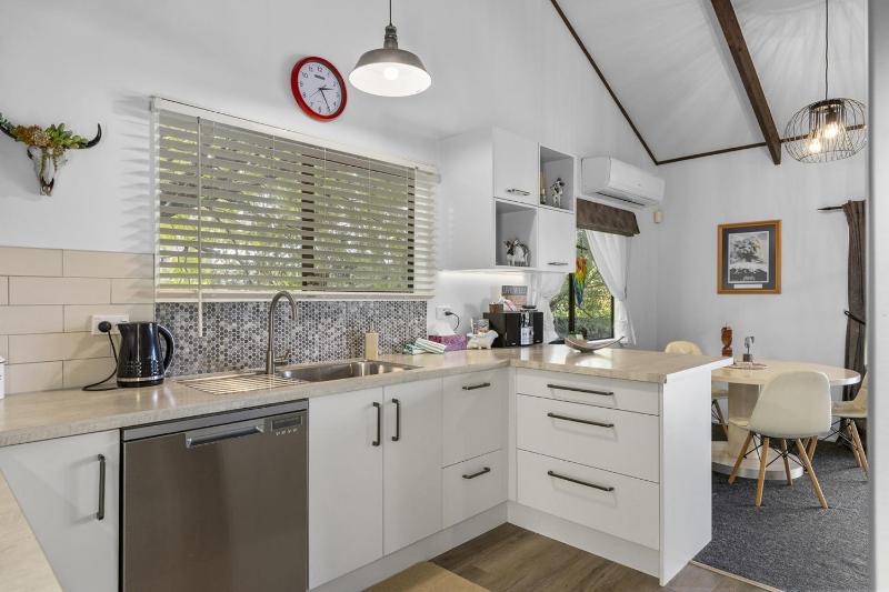 Family Friendly 3BR Home close to Lake Taupo - image 9