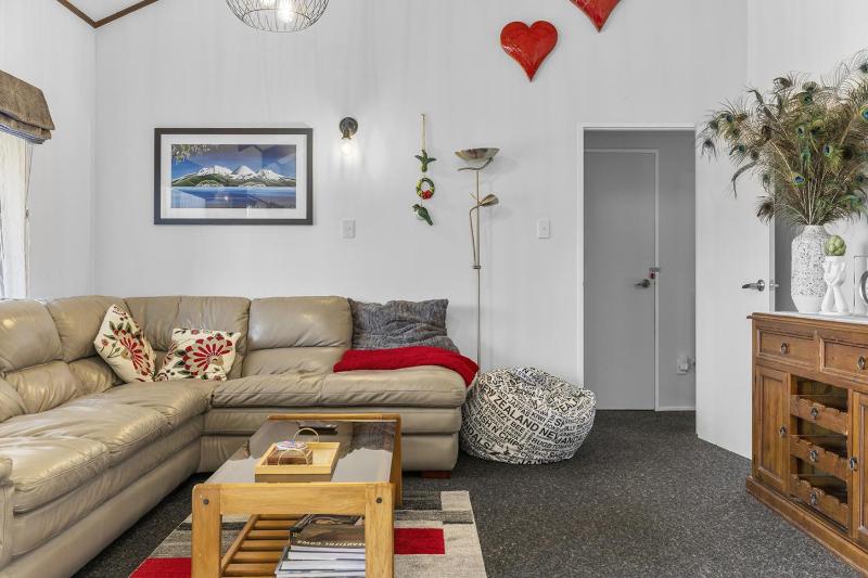 Family Friendly 3BR Home close to Lake Taupo - image 8