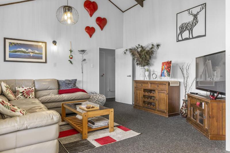 Family Friendly 3BR Home close to Lake Taupo - image 13