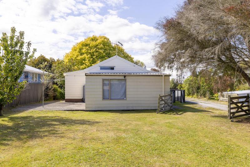 Family Friendly 3BR Home close to Lake Taupo - image 18