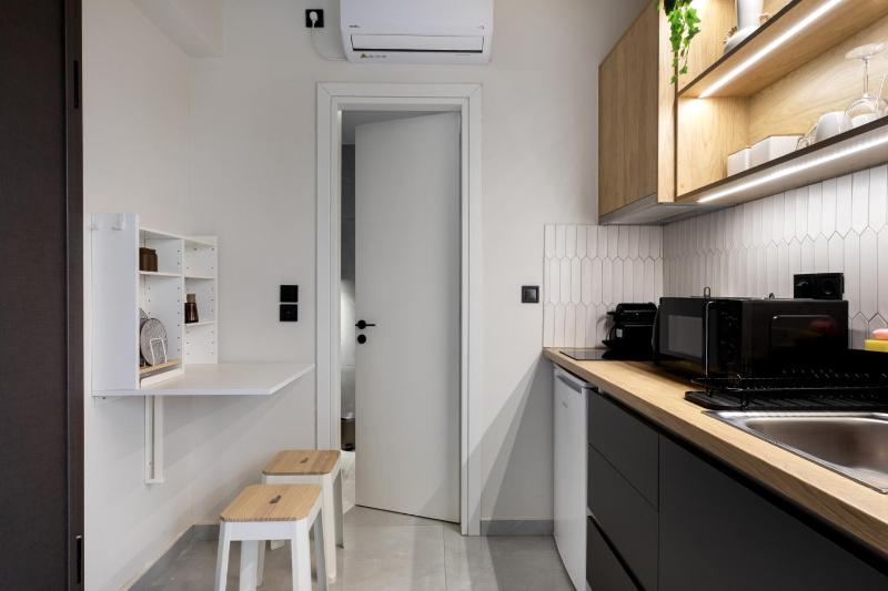 Oraya Chic Studio with Balcony in Athens - image 6