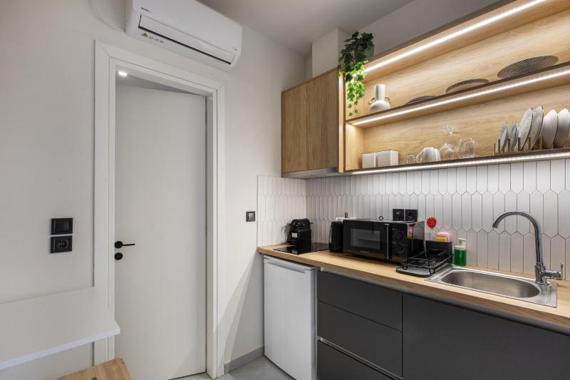 Oraya Chic Studio with Balcony in Athens - image 9