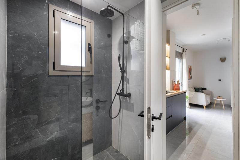 Oraya Chic Studio with Balcony in Athens - image 11