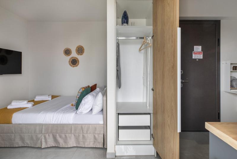 Oraya Chic Studio with Balcony in Athens - image 13