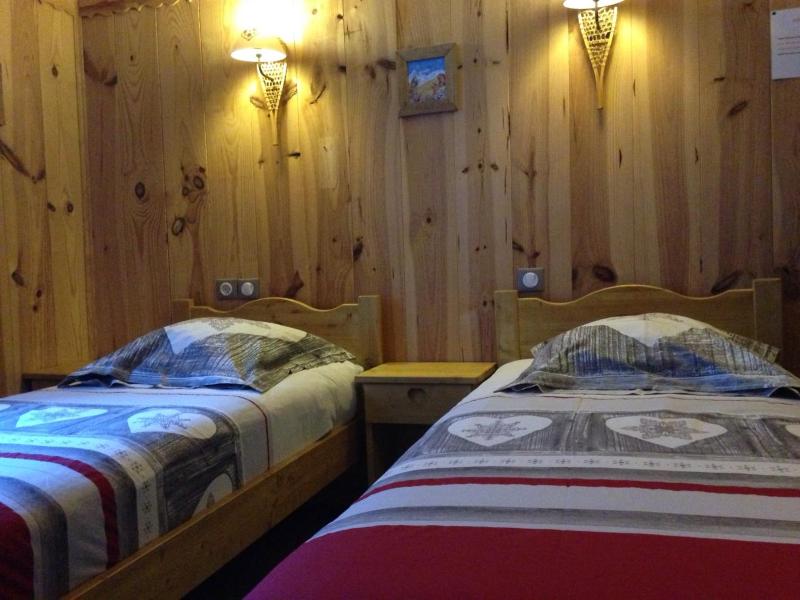 Twin Room with Shower image 3