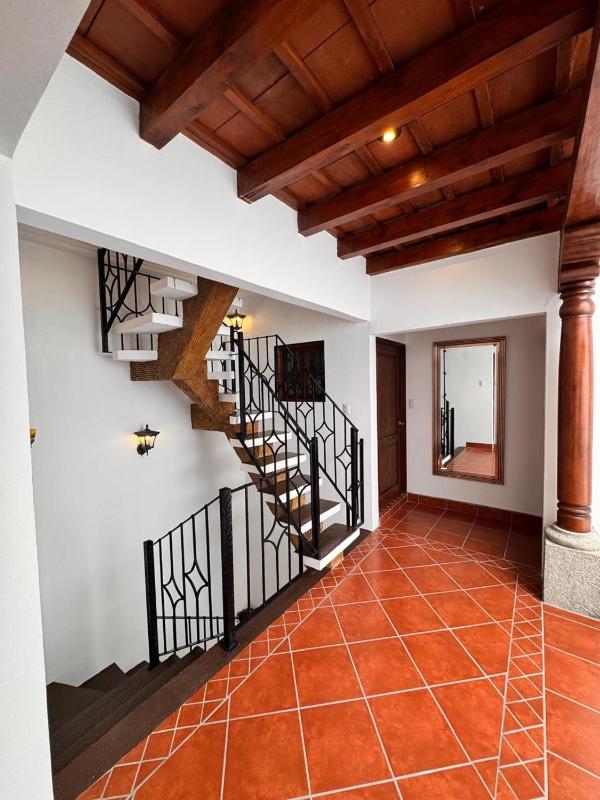 Villa San Lazaro Alojamiento entero para 8 personas en Antigua con amplio parqueo y terraza con vistas al volcan - image 16