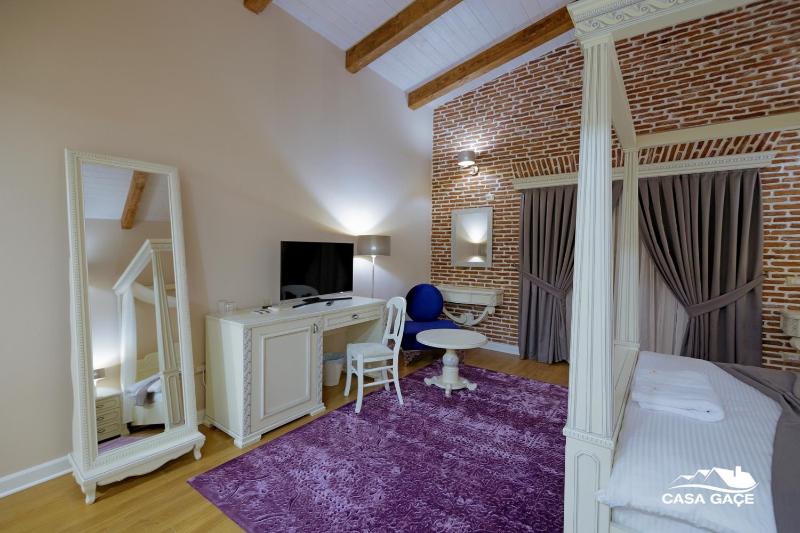 Superior King Suite image 4