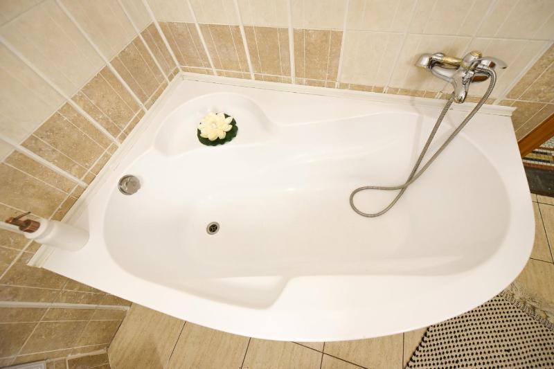 Above the Energy of Calea Victoriei - Bright 1BR in Central Bucharest - image 3