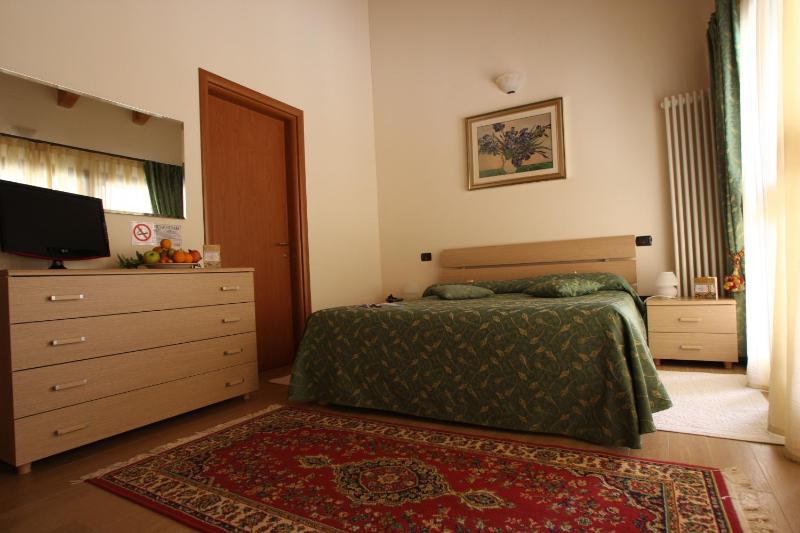 Twin Room image 3