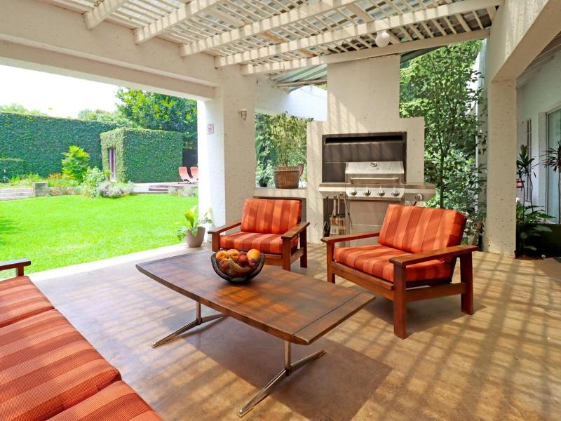 A42 House Art-Filled Boutique Stay Parktown North - image 15