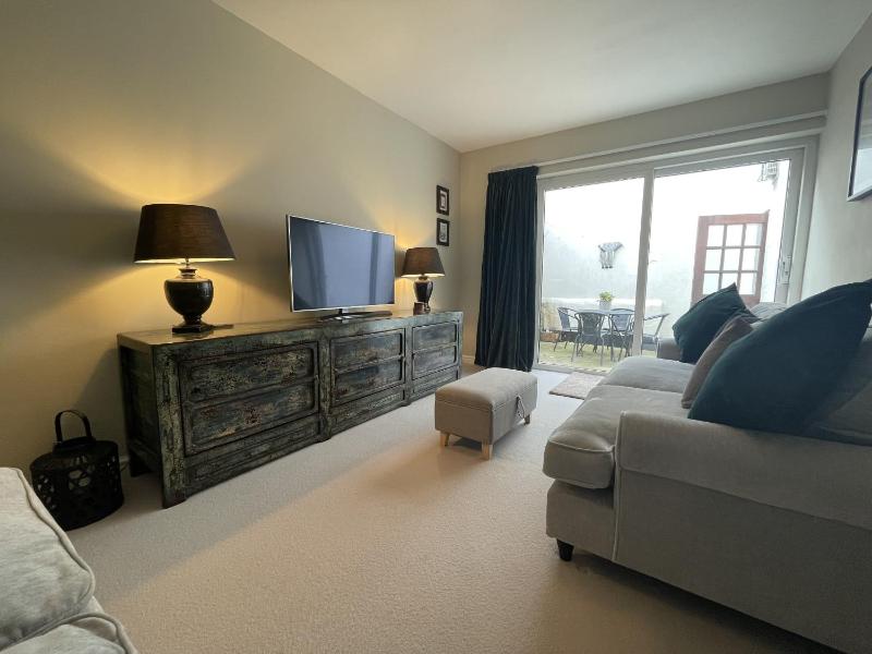 Secluded Garden Sanctuary in Charming Clifton Village - image 12