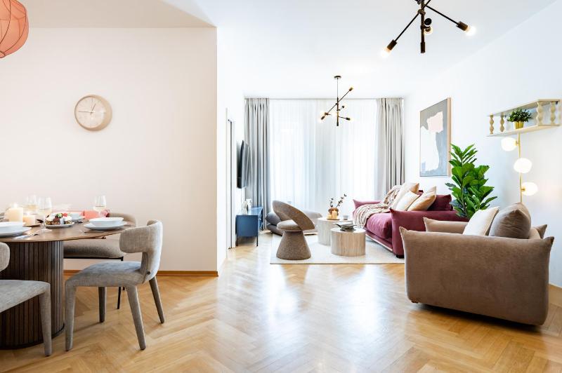 Prague Days - Spacious 3BDR Apartment with Workspace AC in New Town - image 2