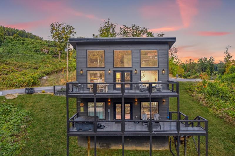 Sunset Chalet cabin - image 45
