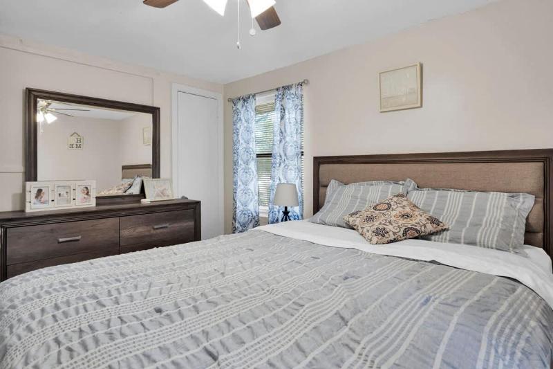 Nifty and Thrifty Nook 3bd 1ba Central Save Money Family Friendly - image 33