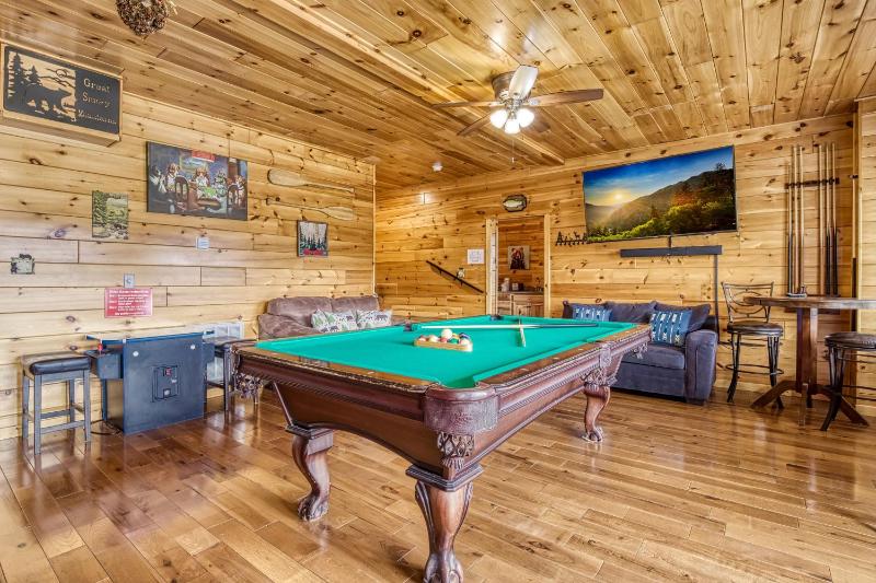Beartastic Mountain View Lodge Game Room Hot Tub! - image 22