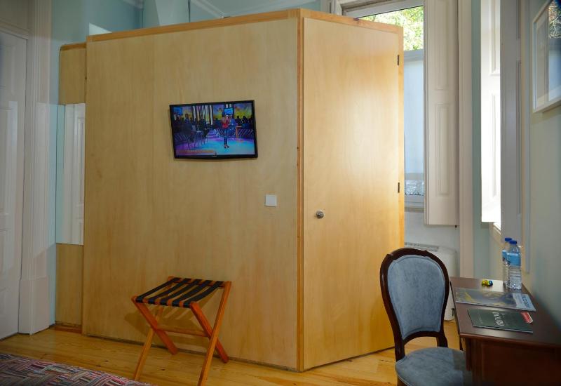 Double or Twin Room with Garden Access image 4