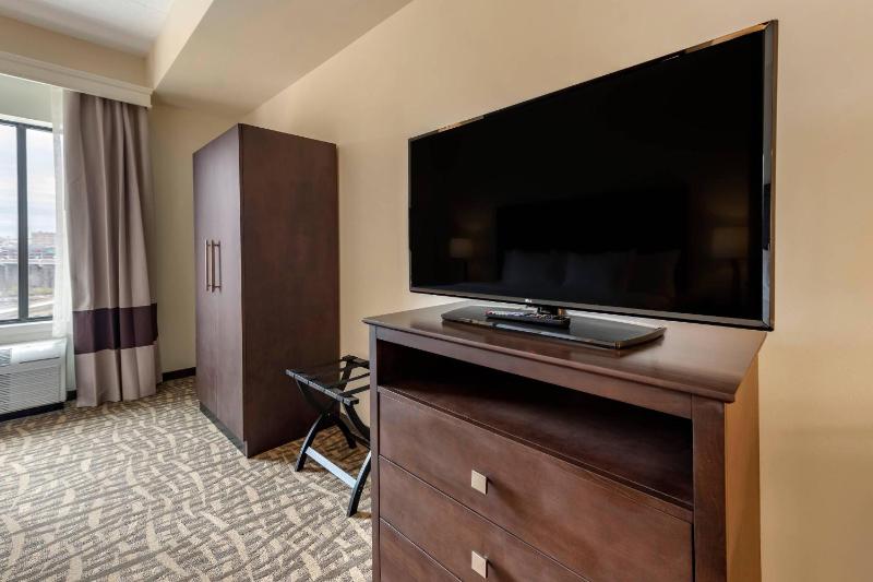 Comfort Inn & Suites Pittsburgh-Northshore - image 28