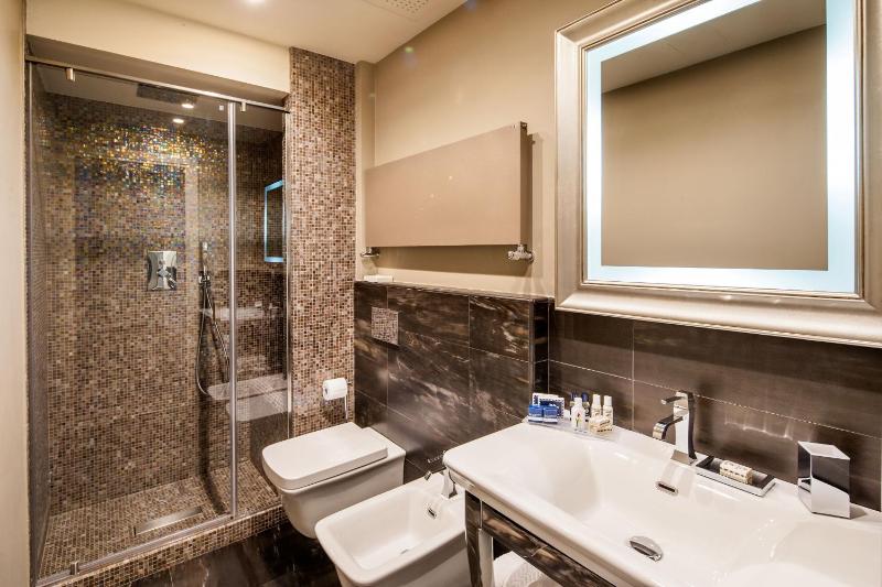 Superior Double or Twin Room with Balcony and Sea View image 2